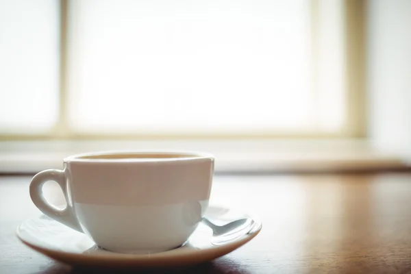 Свежий кофе подается на столе в кафетерии — стоковое фото