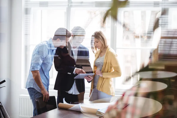 Diseñadores de interiores usando tableta — Foto de Stock