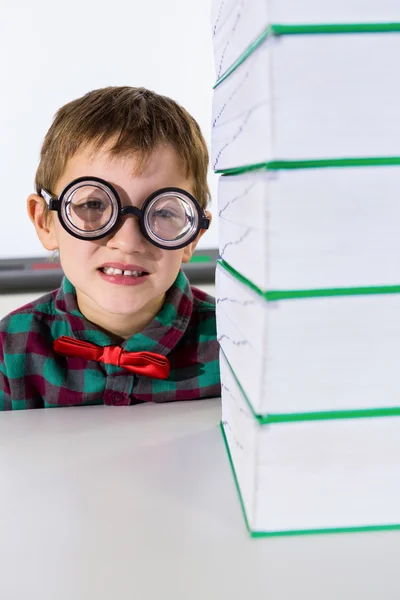 Chlapec ve skládané knihy v učebně — Stock fotografie