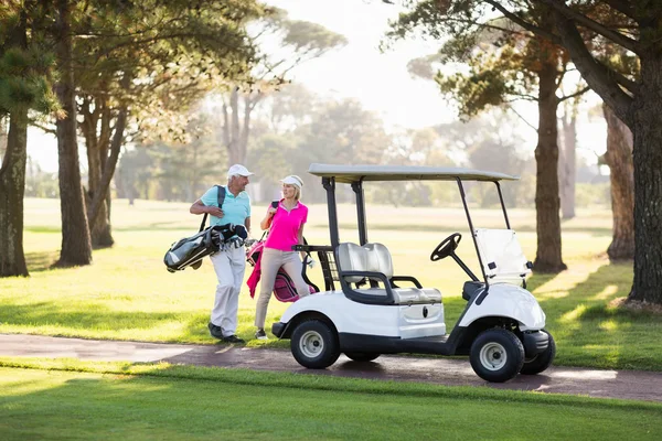 Madura golfista casal por buggy de golfe — Fotografia de Stock