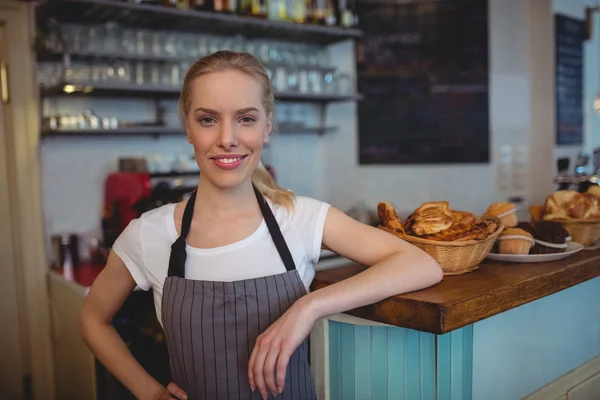 Confiante barista feminino no café — Fotografia de Stock