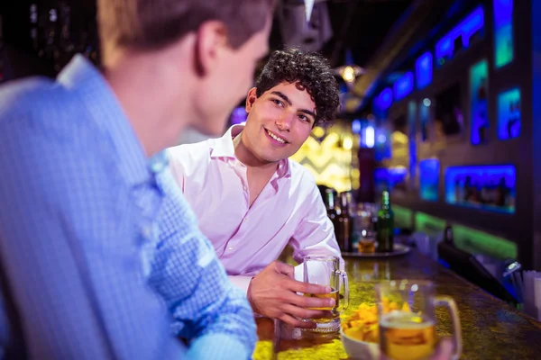 Amici che parlano al banco del bar — Foto Stock