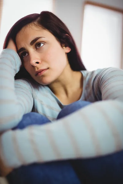 Depresif genç kadın evde — Stok fotoğraf