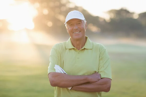 Sorrindo golfista com braços cruzados — Fotografia de Stock