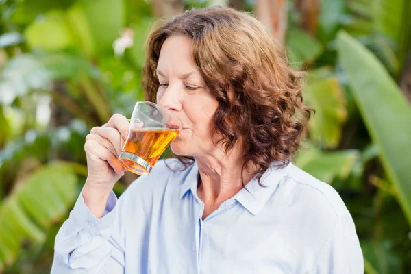 Donna matura che beve tisana — Foto Stock