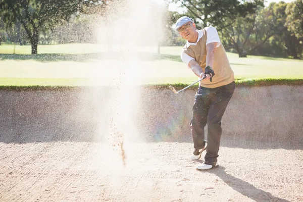 Спортсмен играет в гольф — стоковое фото