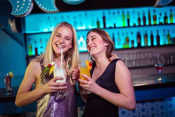 Amigas disfrutando en discoteca — Foto de Stock