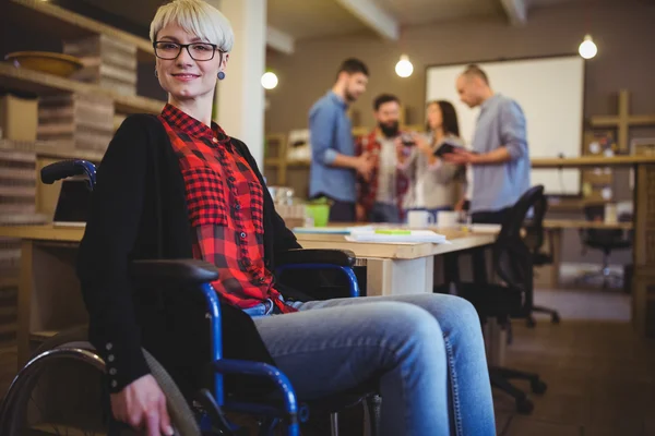 Selbstbewusste Frau im Rollstuhl — Stockfoto