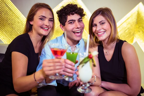 Glada vänner i nattklubb — Stockfoto