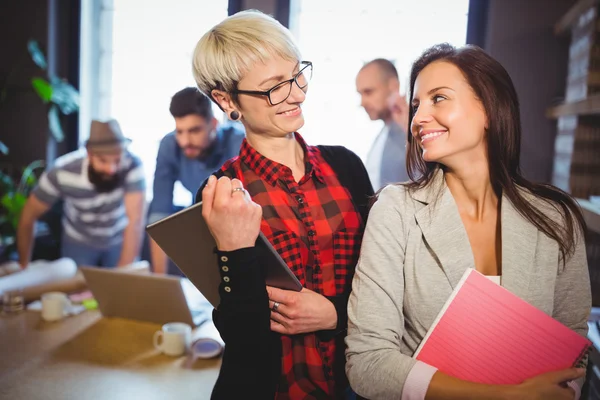 Female colleagues looking at each other — Stock Photo, Image