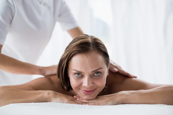 Mujer recibiendo masaje de espalda —  Fotos de Stock