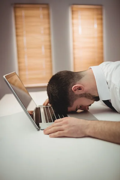 Stressad man i office — Stockfoto