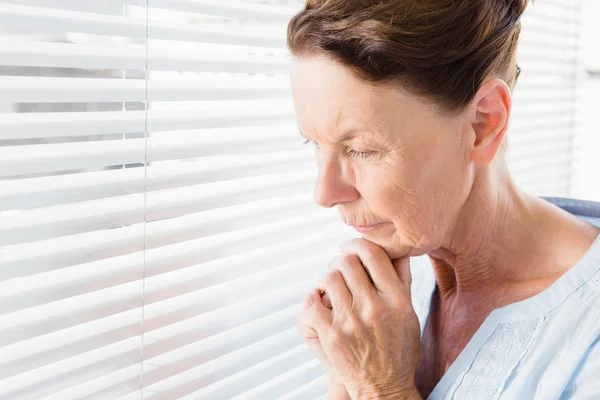 Nachdenkliche reife Frau — Stockfoto