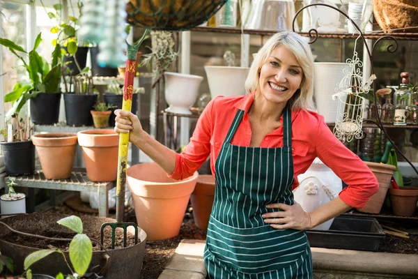 Tuinman tuinieren vork houden op broeikasgassen — Stockfoto