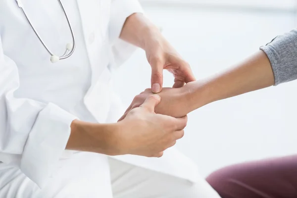 Midsection of doctor examining patient — Stock Photo, Image