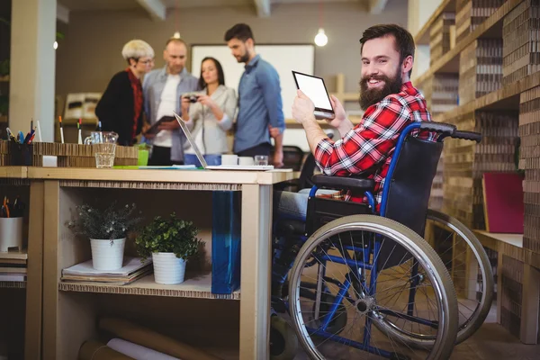 Fogyatékkal élő üzletember segítségével digitális tabletta — Stock Fotó