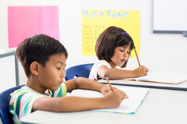 Schoolkinderen op boeken schrijven — Stockfoto
