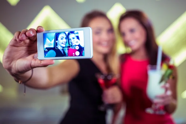 Ler vänner tar selfie i nattklubb — Stockfoto