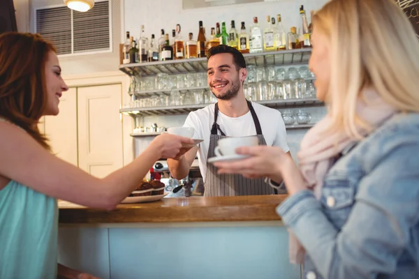 Waiter serving coffee to customer — Stock Photo, Image