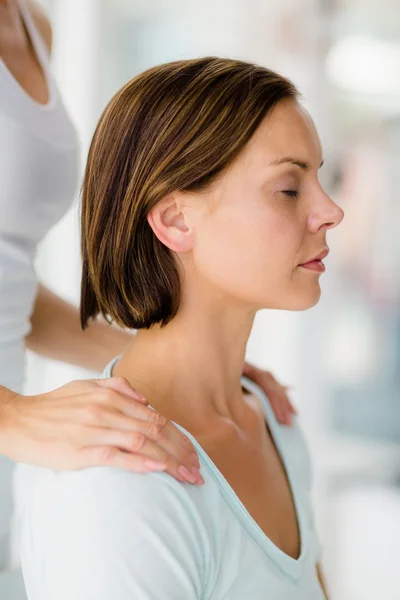 Massagista dando massagem à mulher — Fotografia de Stock