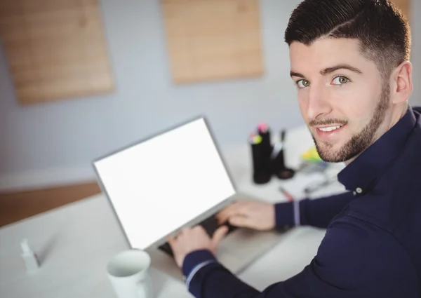 Homme utilisant un ordinateur portable dans le bureau — Photo