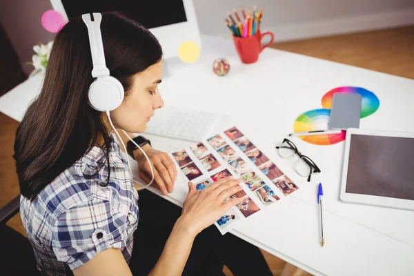 Žena prohlížení fotografií — Stock fotografie