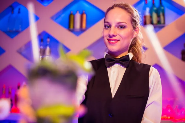 Barmanka piękny stojący — Zdjęcie stockowe