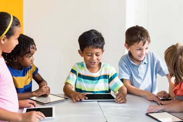 Niños usando tabletas digitales en el aula — Foto de Stock