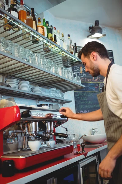 Camarero usando cafetera en la cafetería —  Fotos de Stock