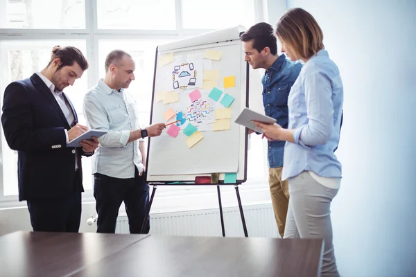 Collega's bespreken in de vergaderzaal — Stockfoto