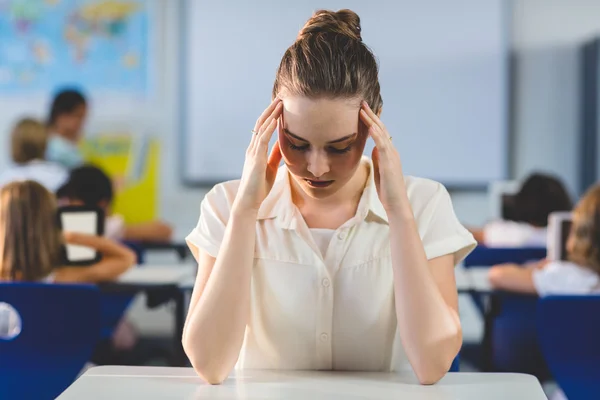 Депресивний вчителька-жінка торкається її голови — стокове фото
