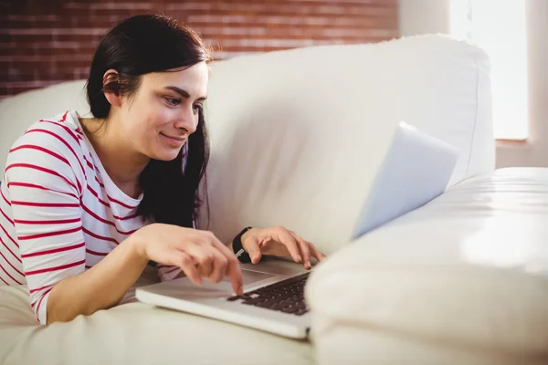 Jovem mulher usando laptop — Fotografia de Stock