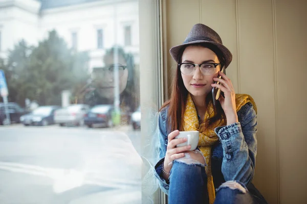 Kobieta rozmawia na telefon w kawiarni — Zdjęcie stockowe