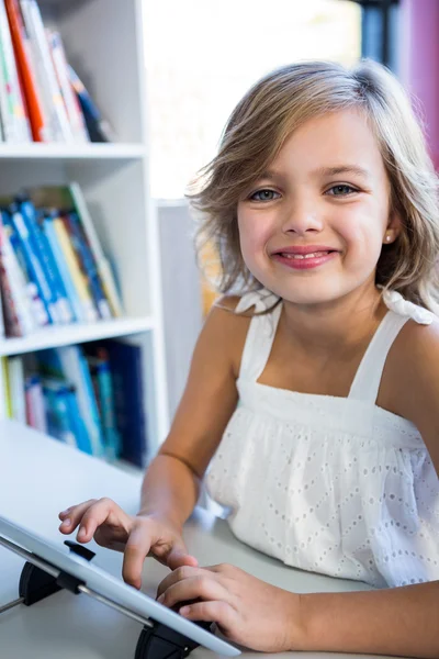 Flickan med tabletten i skolans bibliotek — Stockfoto