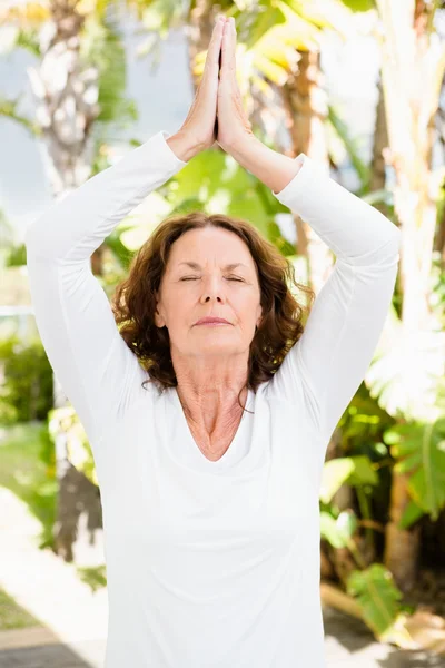 Frau mit geschlossenen Augen praktiziert Yoga — Stockfoto
