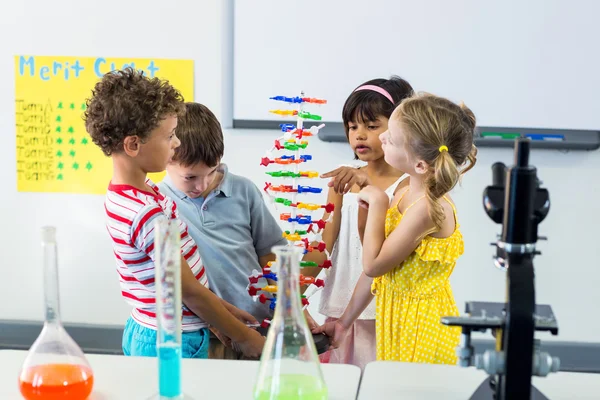 Barn med vetenskaplig utrustning i laboratorium — Stockfoto