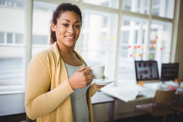 Empresária tomando café no escritório criativo — Fotografia de Stock