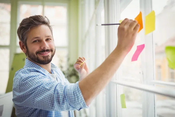 Empresario escribiendo en notas adhesivas —  Fotos de Stock