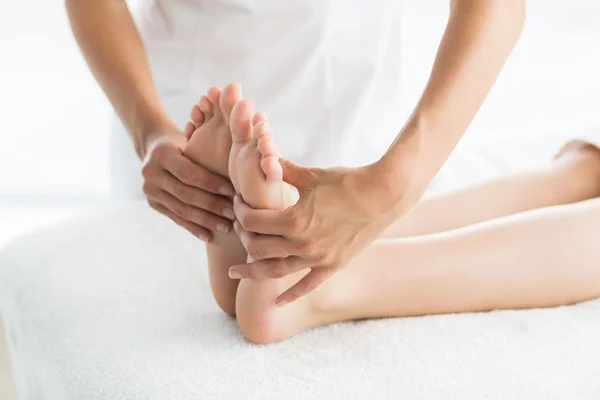 Massagista dando massagem nos pés para a mulher — Fotografia de Stock