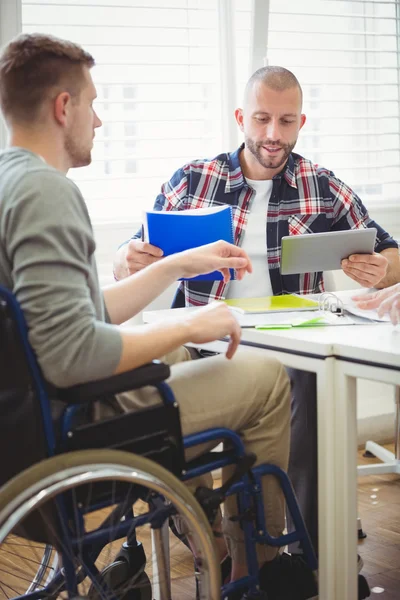 Geschäftsmann nutzt Tablet mit behindertem Kollegen — Stockfoto