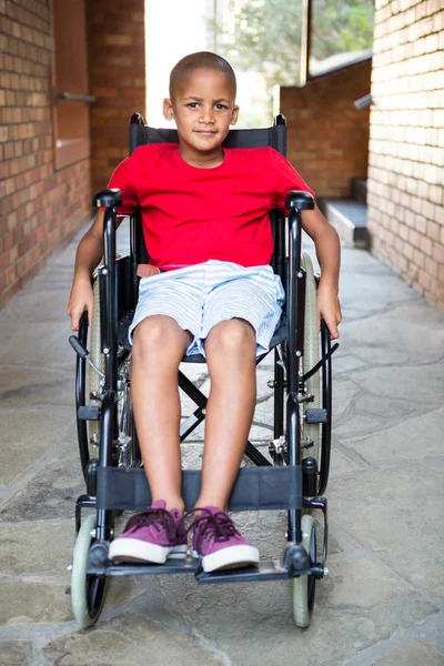 Хлопчик з інвалідністю в шкільному коридорі — стокове фото