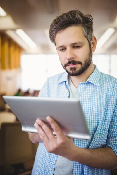 Affärsman anläggning tablet i office — Stockfoto