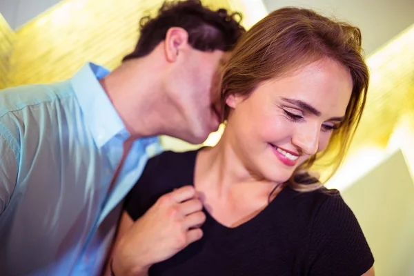 Casal abraçando em boate — Fotografia de Stock