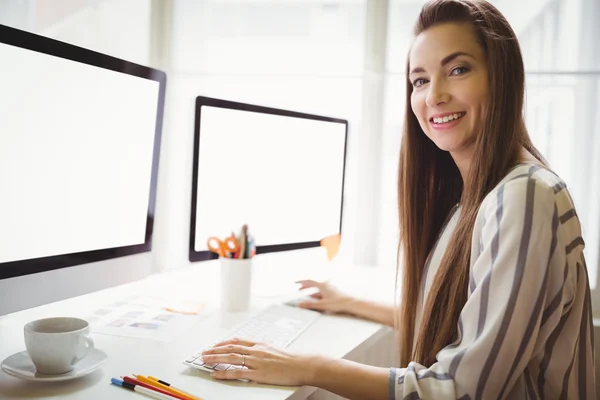 Empresaria que trabaja en la computadora en la oficina —  Fotos de Stock