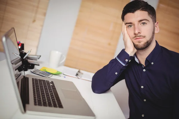 Sorgliga affärsman sitter vid skrivbordet — Stockfoto