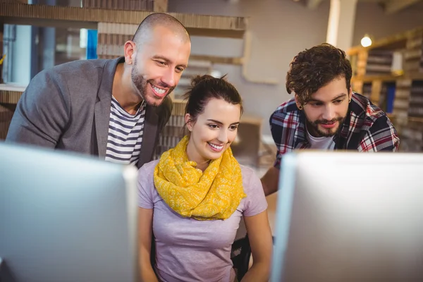 Business folk tittar på datorskärmen — Stockfoto