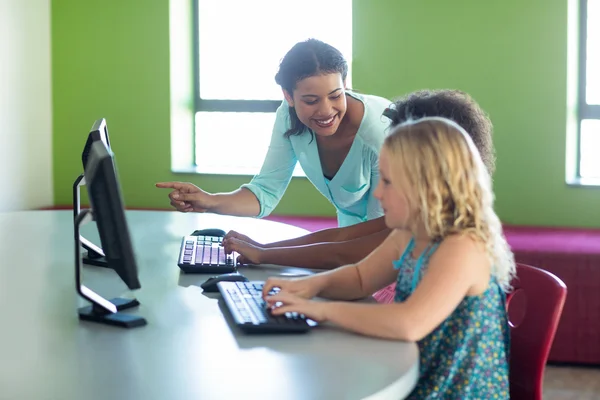 Вчитель навчає комп'ютер з дітьми — стокове фото