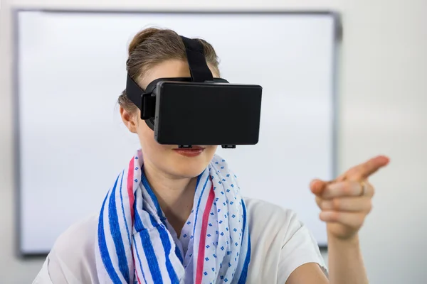 Professor usando headset realidade virtual — Fotografia de Stock