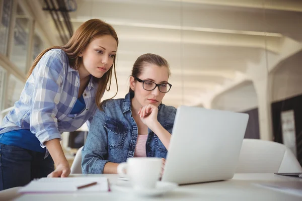 Femme d'affaires travaillant sur ordinateur portable — Photo