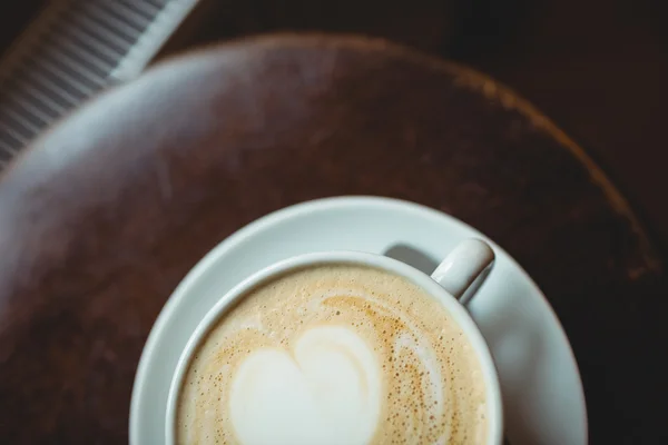 Café fresco servido na mesa no refeitório — Fotografia de Stock